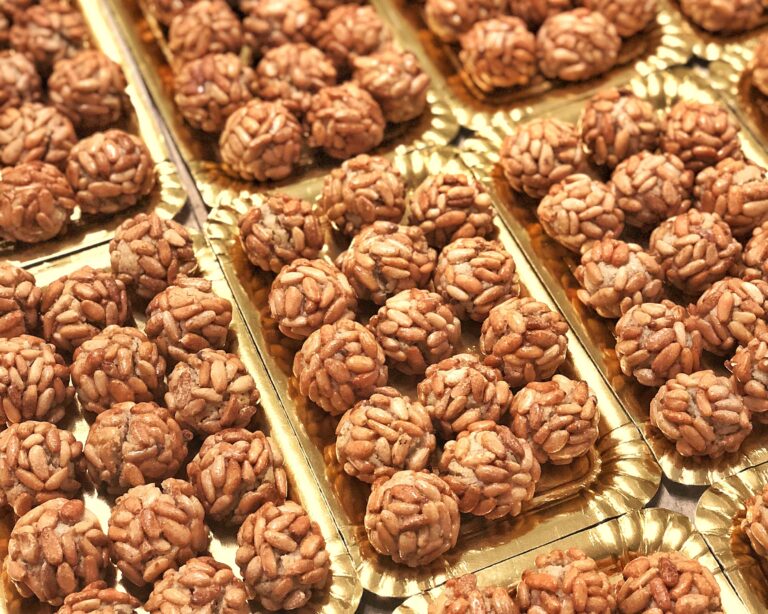 Panellets de piñón Forn Coves